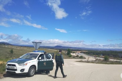 La Guardia Civil intentó parar al turismo en un control en Almazán.