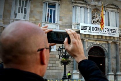 Nueva pancarta en el Palau de la Genralitat.-FERRAN NADEU