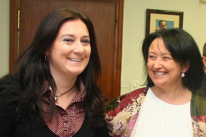 La procuradora socialista Ángela Marqués (D), junto a la concejala en el Ayuntamiento de Ponferrada, Paula Rodríguez (I)-Ical