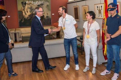 Rienda (SCD) y el ministro Guirao saludan a los tres campeones del mundo.-