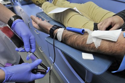 Donando sangre en un autobus de la hermandad. HDS