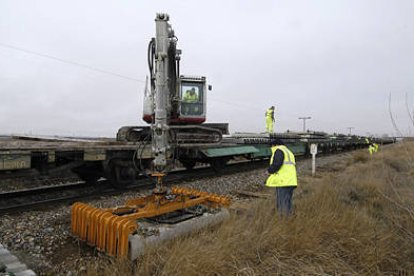 Trabajos de acopio de materiales para la renovación de la línea Soria-Torralba, ayer en la estación de Coscurita. / ÁLVARO MARTÍNEZ-