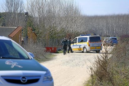 La Guardia Civil en la finca salmantina de Los Galguillos, donde apareció muerto un hombre con mordeduras de perro.-ICAL