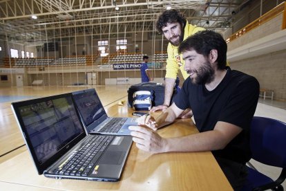 Elías Terés y Manolo Sevillano, analizando los datos en Los Pajaritos.-MARIO TEJEDOR