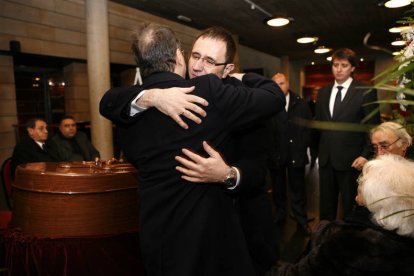 El director general del Instituto Nacional de las Artes Escénicas y de la Música, Félix Palomero (segundo Izda) visita la capilla ardiente de Alonso. / ICAL-