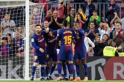 Los jugadores del Barça felicitan a Coutinho tras el primer gol azulgrana.-TONI ALBIR (EFE)