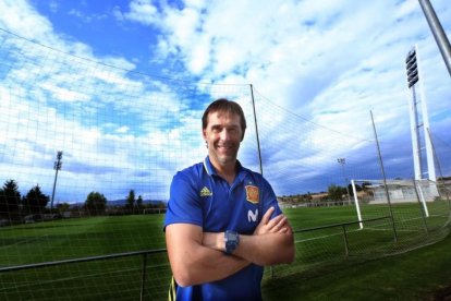 Julen Lopetegui posa en  la ciudad deportiva de la federación en Las Rozas.-DAVID CASTRO