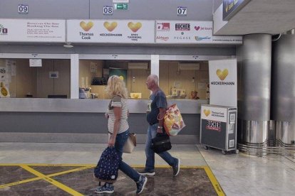 Mostrador de Thomas Cook en el aeropuerto de Tenerife Sur.-MARÍA PISACA / EL DÍA DE TENERIFE