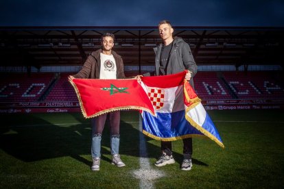 Moha y Simic con las banderas de Marruecos y de Croacia en el campo de Los Pajaritos. GONZALO MONTESEGURO