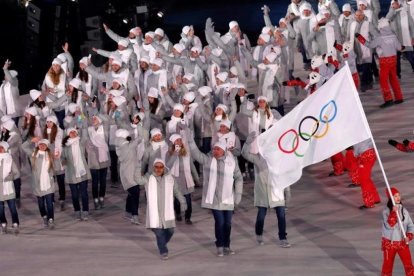 Los deportistas rusos, tras la bandera olímpica en el desfile inaugural.-REUTERS / ERIC GAILLARD