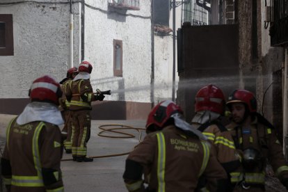 Bomberos trabajando en el incendio que ha calcinado cuatro casas en Cabrejas del Pinar. GONZALO MONTESGURO