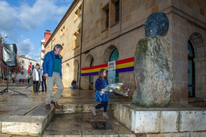 Homenaje floral ante el busto de Antonio Machado en Soria con motivo del día de la República en 2022. MARIO TEJEDOR