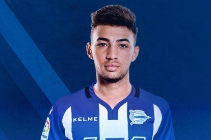 Munir posa con la camiseta del Alavés, su nuevo club.-DEPORTIVO ALAVÉS