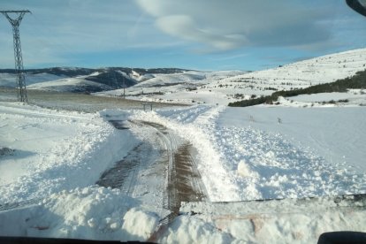 Imagen de una quitanieves trabajando en la provincia de Soria. HDS