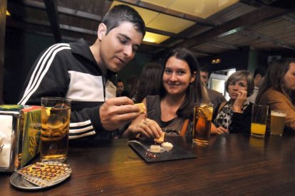 Clientes degustan las tapas micológicas en un bar de la capital en una imagen de archivo. HDS