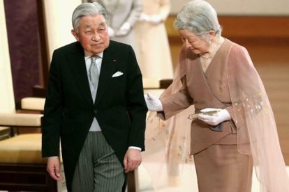 El emperador Akihito y su mujer, Michiko.-AP