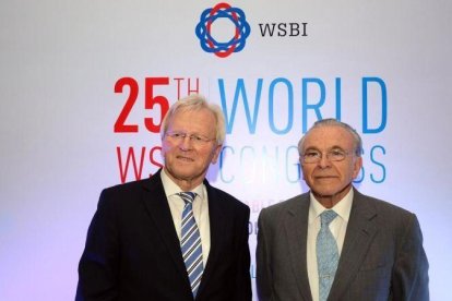 Heinrich Haasis e Isidre Fainé, nuevo presidente de WSBI.-EL PERIÓDICO