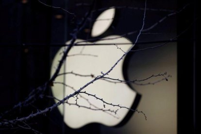 El logo de Apple en un centro comercial de Pekín.-REUTERS/JASON LEE