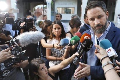 Santiago Abascal, a la puerta del cuartel de la Guardia Civil en Travessera de Gràcia, Barcelona.-EFE / ANDREU DALMAU