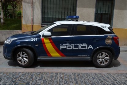 Vehículo de la Policía Nacional ante la comisaría de Soria. HDS