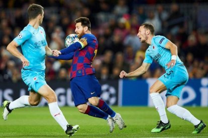 El delantero argentino del Barcelona Lionel Messi (c) pelea un balón con los jugadores del Slavia de Praga Vladimir Koufal y Ondrej Kudela durante el partido de la fase de grupos de la Liga de Campeones que se disputa en el Nou Camp.-EFE / ALEJANDRO GARCÍA