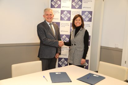 Clemente López y Laura Chamarro en la firma del convenio entre la Universidad Francisco de Vitoria y Escolapios. HDS