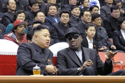 Kim y Rodman, siguen un partido de baloncesto en Pionyang, en el 2013.-AFP