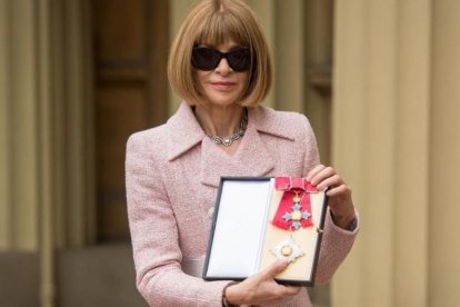 Anna Wintour en el Palacio de Buckingham tras recibir la condecoración de la reina Isabel II.-POOL