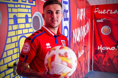 Antonio Zarzana, en su presentación con la camiseta numantina. MARIO TEJEDOR