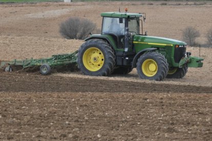 Un agricultor trabaja el campo en una imagen de archivo.-VALENTÍN GUISANDE