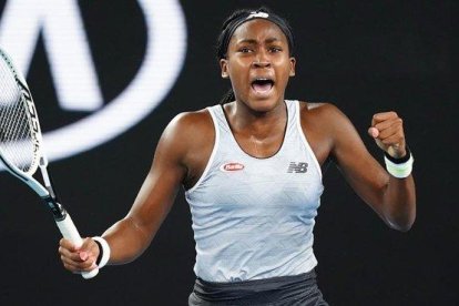 Coco Gauff celebra el último punto de su victoria sobre Venus Williams en la primera ronda del Abierto de Australia.-EFE