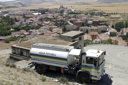 Camión cisterna de Diputación repartiendo agua en un pueblo de Soria. HDS