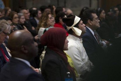 Representantes de la minoría rohinya escuchan el veredicto en el tribunal de La Haya.-AP (PETER DEJONG)