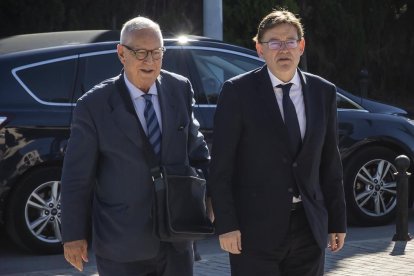 El presidente de la Generalitat valenciana, Ximo Puig, y el escritor y diputado Fernando Delgado llegan a la capilla ardiente de Carmen Alborch.-MIGUEL LORENZO