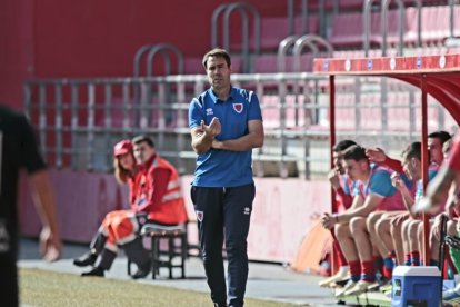 Iñaki Bea da indicaciones a sus jugadores desde la zona técnica. GONZALO MONTESEGURO