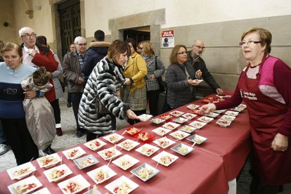 Degustación de cardo en unas jornadas celebradas anteriormente. -M.T.