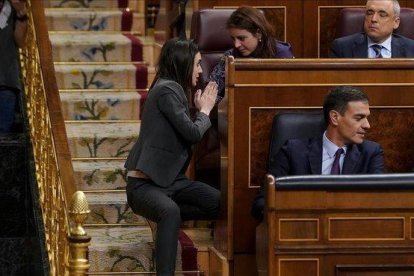 Irene Montero y Adriana Lastra conversan en presencia de Pedro Sánchez, el pasado 12 de febrero en el Congreso de los Diputados.-JOSÉ LUIS ROCA