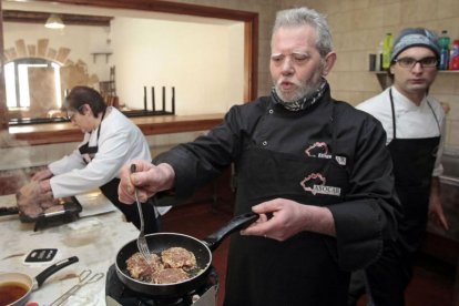 El ganador de la hamburguesas gourmet, Martín Carnicero, en el concurso de Asocar-Mario Tejedor