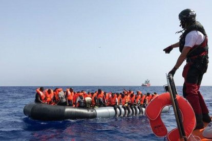 Tripulantes del ’Ocean Viking’ rescatan a migrantes en aguas del Mediterráneo, ante las costas de Libia, este sábado.-AFP