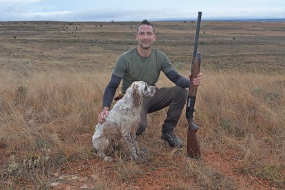 Ismael Miranda y su perro posa como campeón provincial. HDS