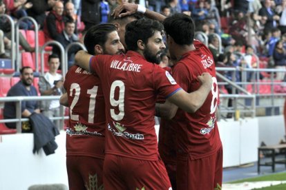 Villalibre se abraza con sus compañeros para celebrar el gol que a la postre daría el triunfo al Numancia.-María Ferrer