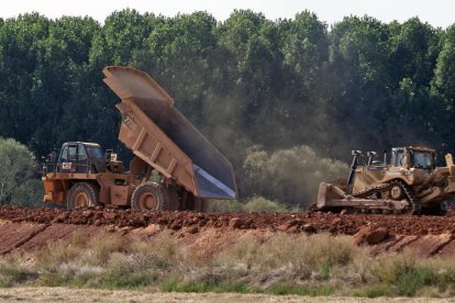 Maquinaria pesada en el tramo La Mallona–Venta Nueva.-MARIO TEJEDOR