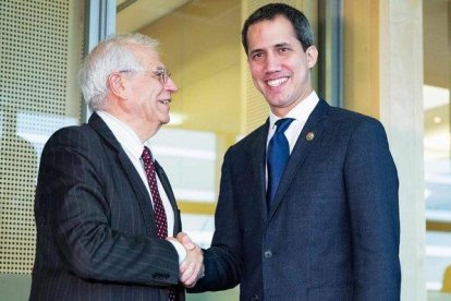 El jefe de la diplomacia europea y vicepresidente del Ejecutivo comunitario, Josep Borrell (izquierda) saluda al líder de la oposición venezolana, Juan Guaidó, en Bruselas.-ARIS OIKONOMOU (AFP)