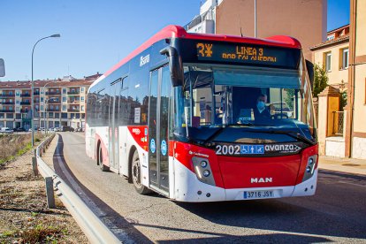 Autobus urbano por las calles de la ciudad. MARIO TEJEDOR