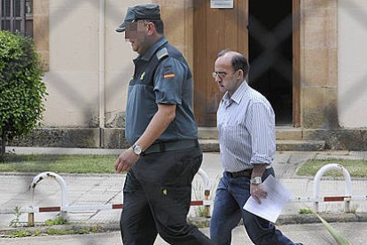 Joaquín Fernández Blázquez saliendo de la cárcel en junio. / V. GUISANDE-