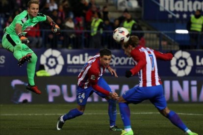 Griezmann marca de cabeza tras un error de Yoel, meta del Eibar, en la salida.-REUTERS / SERGIO PÉREZ