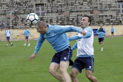 Adrián Ripa y Pablo Valcarce, durante un entrenamiento del Numancia en el anexo de Los Pajaritos.-LUIS ÁNGEL TEJEDOR