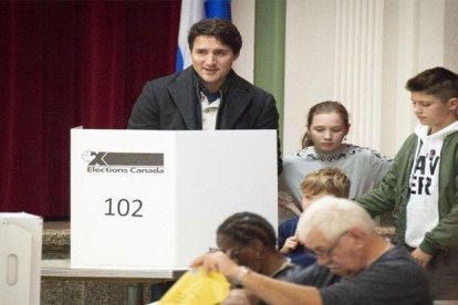 El primer ministro de Canadá, Justin Trudea, emitiendo su voto electoral.-AFP