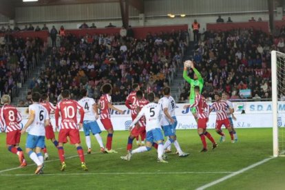 El portero esloveno Oblak detiene un balón aéreo en una de las contadas llegadas del Almazán ante la portería del Atlético de Madrid. GONZALO MONTESEGURO