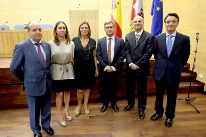 (I a D) El director general de la PAC, Pedro Medina Rebollo; la viceconsejera de Agricultura y directora del ITA, Ana Asenjo; la consejera de Agricultura, Milagros Marcos; el secretario general, Eduardo Cabanillas; el director general de Agropecuaria e In-Ical